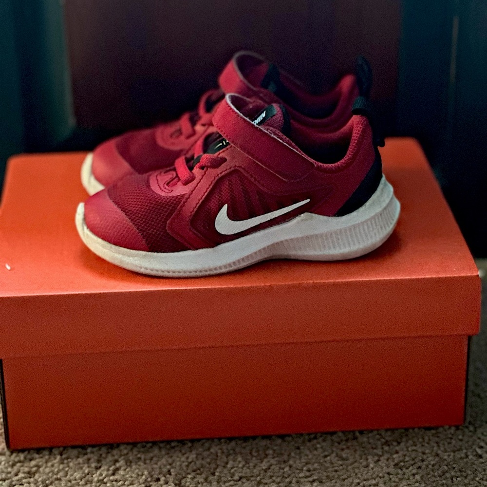 Little kid 7c Nikey Velcro sneakers